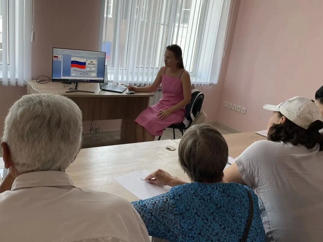 В преддверии Дня Государственного флага России в центре старшего поколения провели познавательную встречу В преддверии Дня Государственного флага России в центре старшего поколения провели познавательную встречу