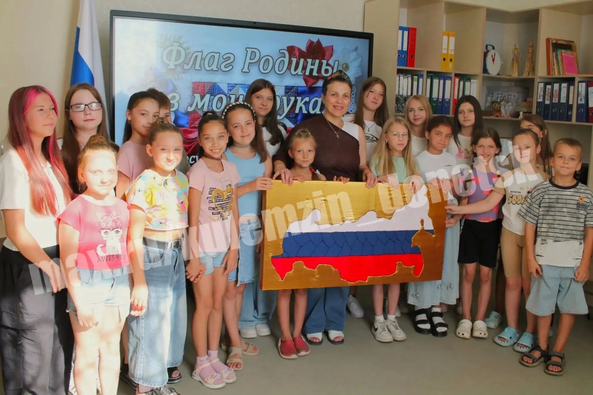 В преддверии Дня Государственного флага Российской Федерации в Доме культуры им. С. М. Кирова в рамках проекта «Историческая память» состоялся мастер-класс «Флаг Родины в моих руках» В преддверии Дня Государственного флага Российской Федерации в Доме культуры им. С. М. Кирова в рамках проекта «Историческая память» состоялся мастер-класс «Флаг Родины в моих руках»
