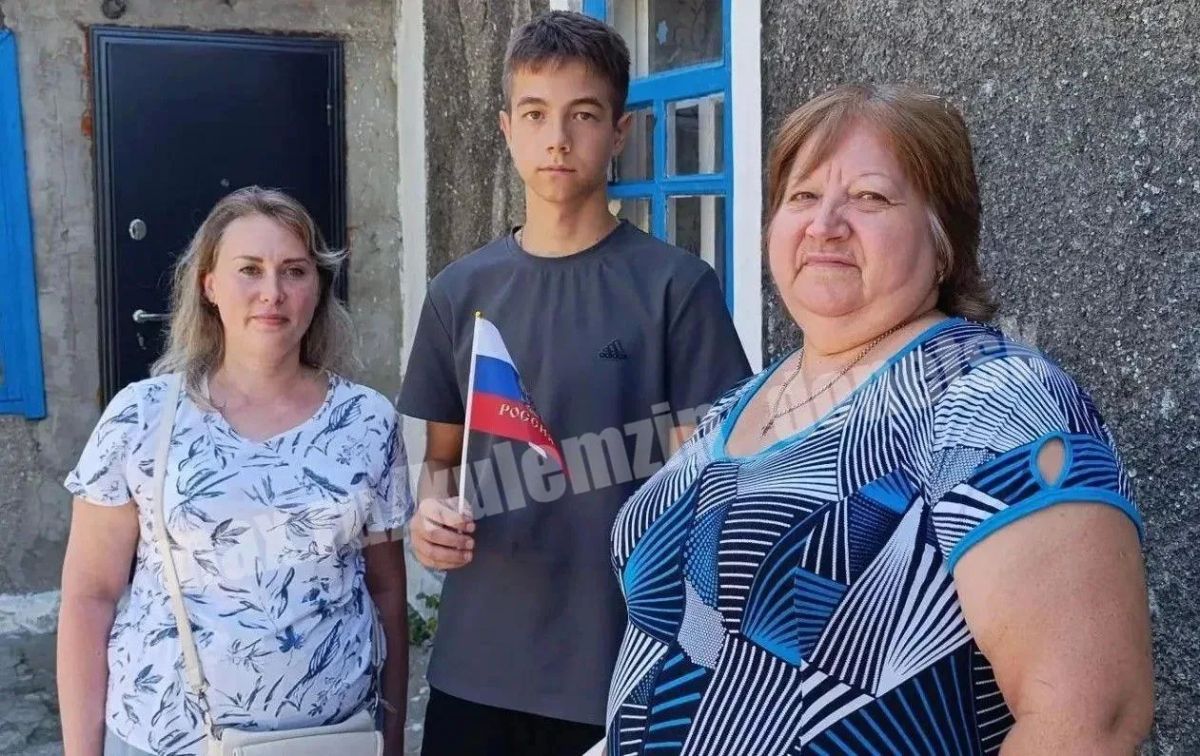 Сегодня в Куйбышевском районе специалистами управления опеки и попечительства администрации г. о. Донецк проведено информирование о Дне Государственного флага Российской Федерации с вручением флажков Сегодня в Куйбышевском районе специалистами управления опеки и попечительства администрации г. о. Донецк проведено информирование о Дне Государственного флага Российской Федерации с вручением флажков