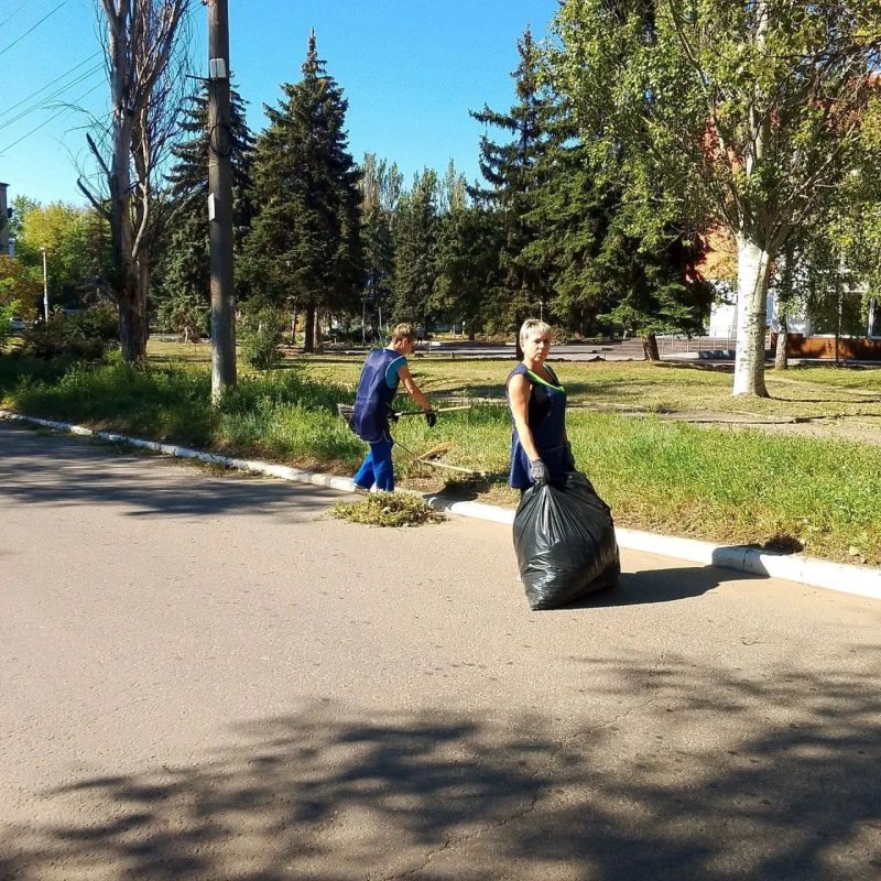 В Ждановке прошел субботник В Ждановке прошел субботник
