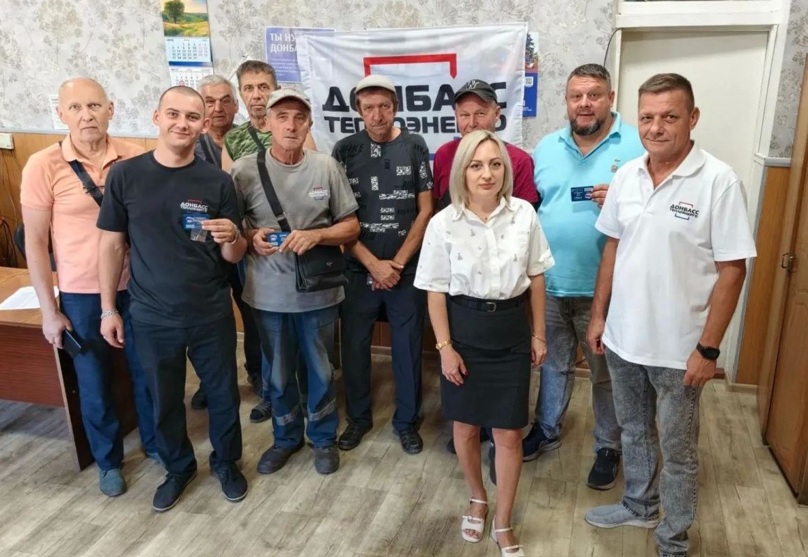 Вручение партийных билетов Вручение партийных билетов