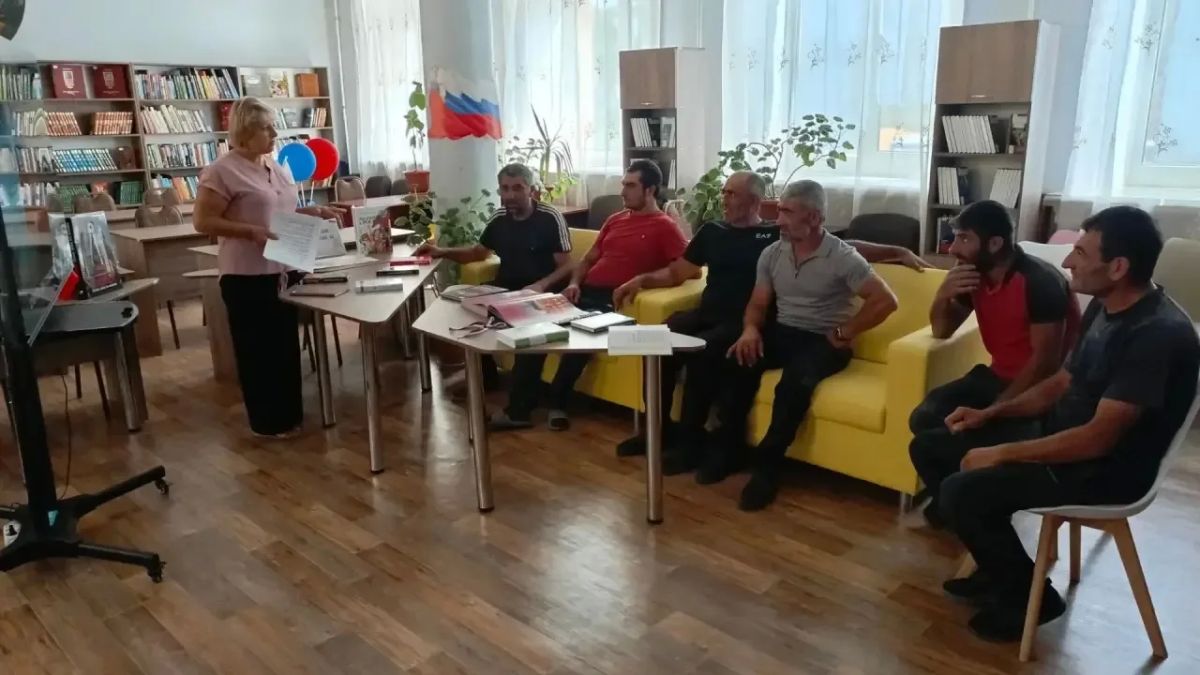 «Душа России в символах её» прошел час истории в Зугрэсской библиотеке - филиале №3. Это не просто красивые слова, а глубокая мысль о том, что в государственных символах — флаге, гербе и гимне — воплощены история, ценности и... «Душа России в символах её» прошел час истории в Зугрэсской библиотеке - филиале №3. Это не просто красивые слова, а глубокая мысль о том, что в государственных символах — флаге, гербе и гимне — воплощены история, ценности и...