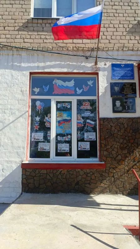 В преддверии Дня Государственного флага образовательные учреждения городского округа Торез приняли активное участие в акции «Окна России» В преддверии Дня Государственного флага образовательные учреждения городского округа Торез приняли активное участие в акции «Окна России»