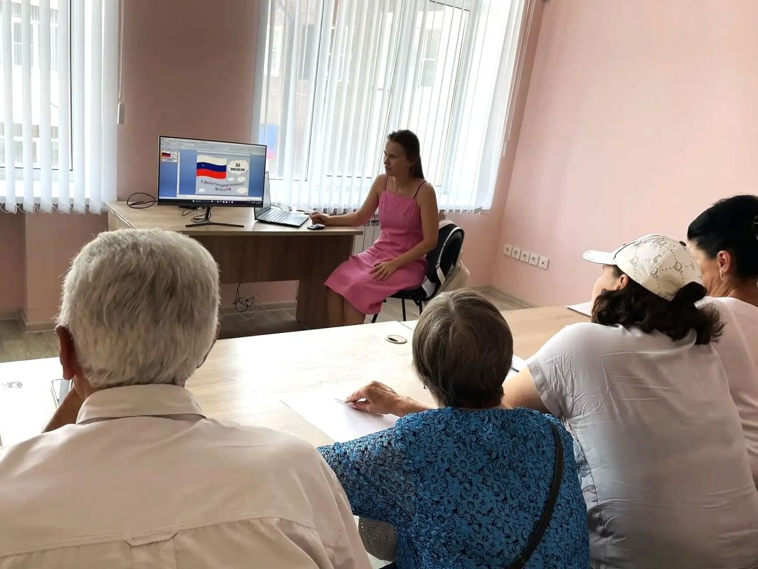 В преддверии Дня Государственного флага России в центре старшего поколения провели познавательную встречу
