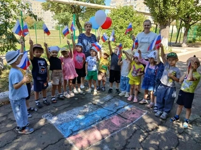 В Кировском проходят мероприятия ко Дню государственного флага России В Кировском проходят мероприятия ко Дню государственного флага России