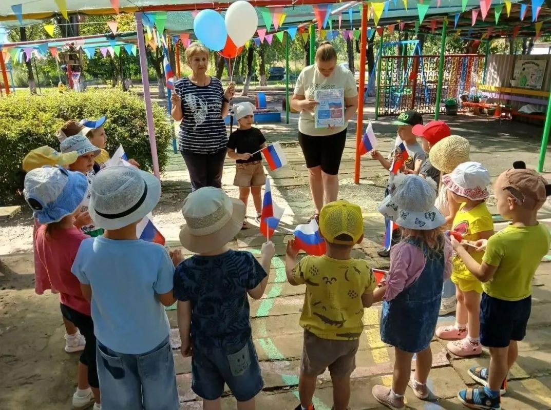 В Кировском проходят мероприятия ко Дню государственного флага России В Кировском проходят мероприятия ко Дню государственного флага России