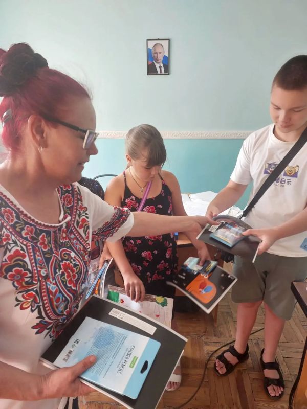 В Автобазе специализированной техники Донецкого филиала ФГУП «ЖДН» состоялись торжественные мероприятия, посвящённые Дню Государственного флага Российской Федерации В Автобазе специализированной техники Донецкого филиала ФГУП «ЖДН» состоялись торжественные мероприятия, посвящённые Дню Государственного флага Российской Федерации