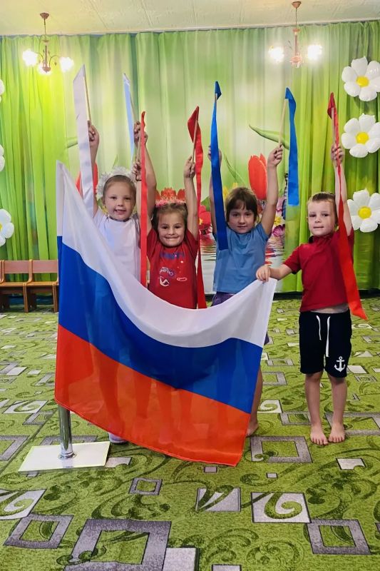 «Живой флаг»: в Володарском детском саду № 2 "Ромашка" отметили День Государственного флага России