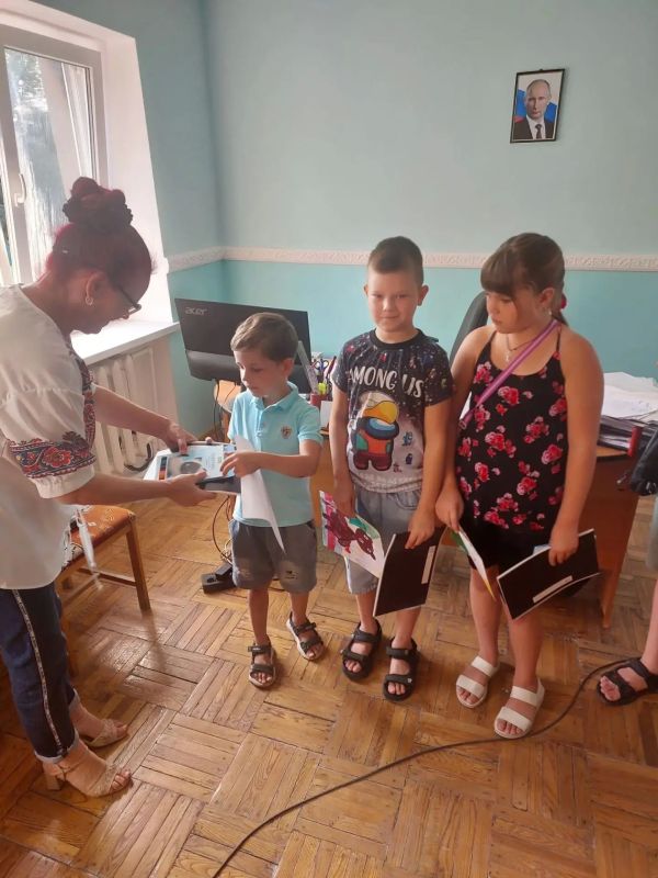 В Автобазе специализированной техники Донецкого филиала ФГУП «ЖДН» состоялись торжественные мероприятия, посвящённые Дню Государственного флага Российской Федерации В Автобазе специализированной техники Донецкого филиала ФГУП «ЖДН» состоялись торжественные мероприятия, посвящённые Дню Государственного флага Российской Федерации