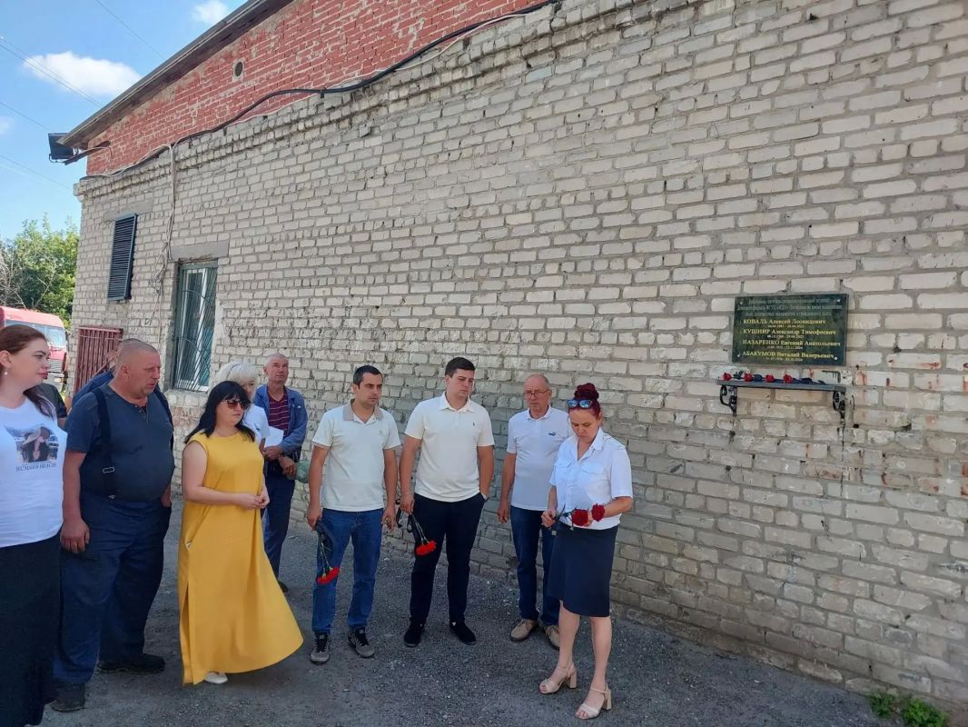 В Автобазе специализированной техники Донецкого филиала ФГУП «ЖДН» состоялись торжественные мероприятия, посвящённые Дню Государственного флага Российской Федерации В Автобазе специализированной техники Донецкого филиала ФГУП «ЖДН» состоялись торжественные мероприятия, посвящённые Дню Государственного флага Российской Федерации