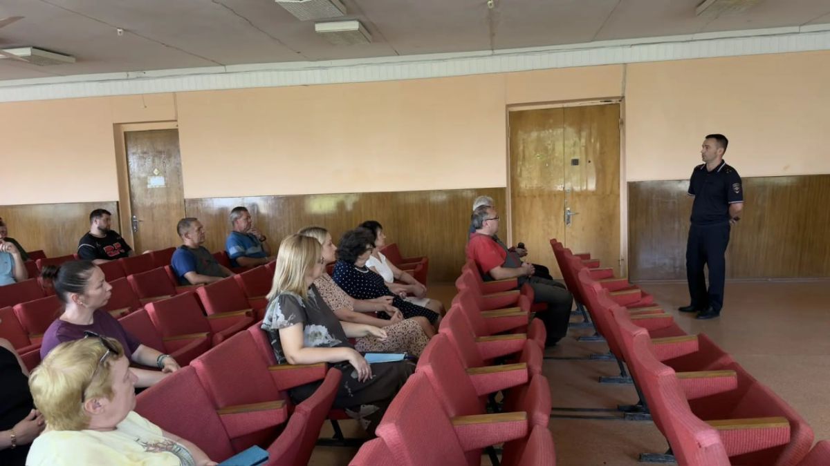 Полицейские провели серию встреч с трудовыми коллективами в Донецке Полицейские провели серию встреч с трудовыми коллективами в Донецке