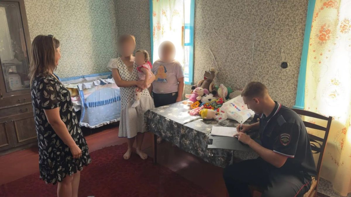 Полицейские проводят профилактическую работу с подучетными семьями