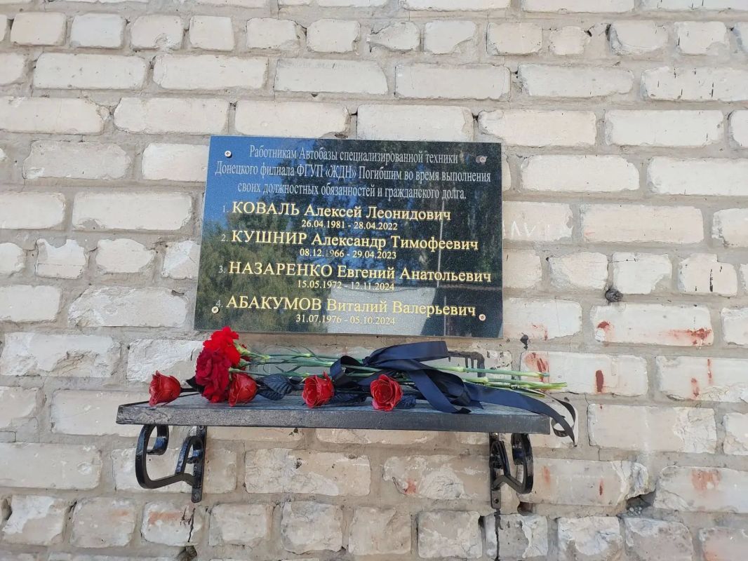 В Автобазе специализированной техники Донецкого филиала ФГУП «ЖДН» состоялись торжественные мероприятия, посвящённые Дню Государственного флага Российской Федерации В Автобазе специализированной техники Донецкого филиала ФГУП «ЖДН» состоялись торжественные мероприятия, посвящённые Дню Государственного флага Российской Федерации