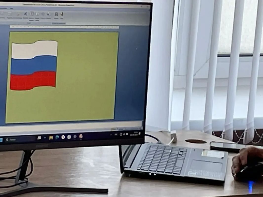 В преддверии Дня Государственного флага России в центре старшего поколения провели познавательную встречу В преддверии Дня Государственного флага России в центре старшего поколения провели познавательную встречу