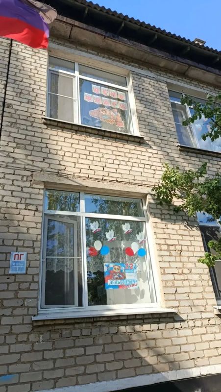 В преддверии Дня Государственного флага образовательные учреждения городского округа Торез приняли активное участие в акции «Окна России» В преддверии Дня Государственного флага образовательные учреждения городского округа Торез приняли активное участие в акции «Окна России»