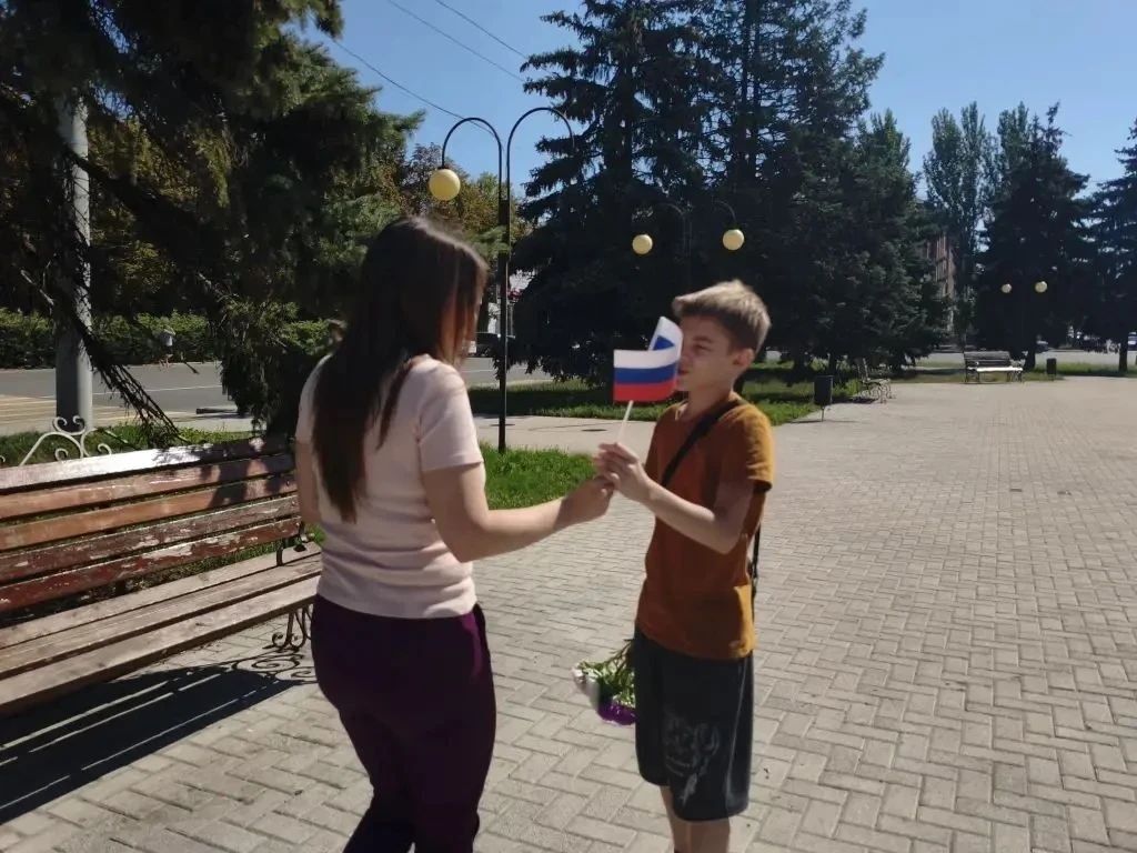 В Центрально-Городском районе прошла раздача флажков В Центрально-Городском районе прошла раздача флажков