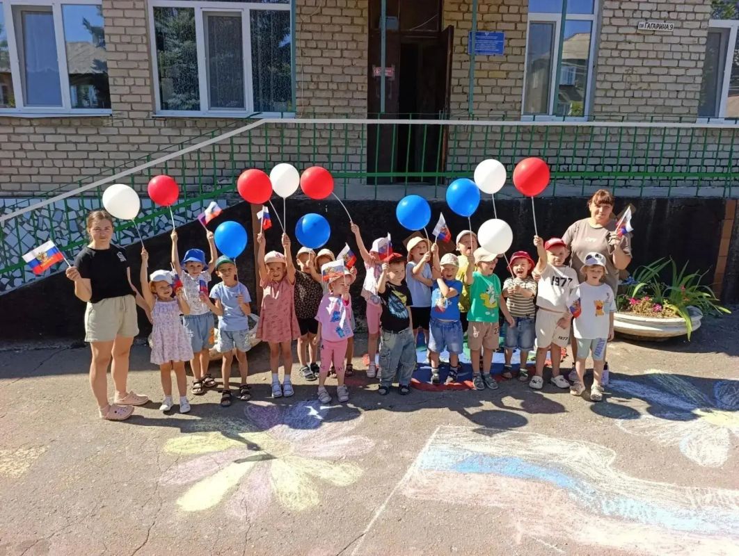 Сегодня в ГБДОУ "ДЕТСКИЙ САД №22 "ЧАЙКА" Г.О. ТОРЕЗ" в средней и старшей группах отметили важный и значимый праздник — День флага Российской Федерации! Сегодня в ГБДОУ "ДЕТСКИЙ САД №22 "ЧАЙКА" Г.О. ТОРЕЗ" в средней и старшей группах отметили важный и значимый праздник — День флага Российской Федерации!