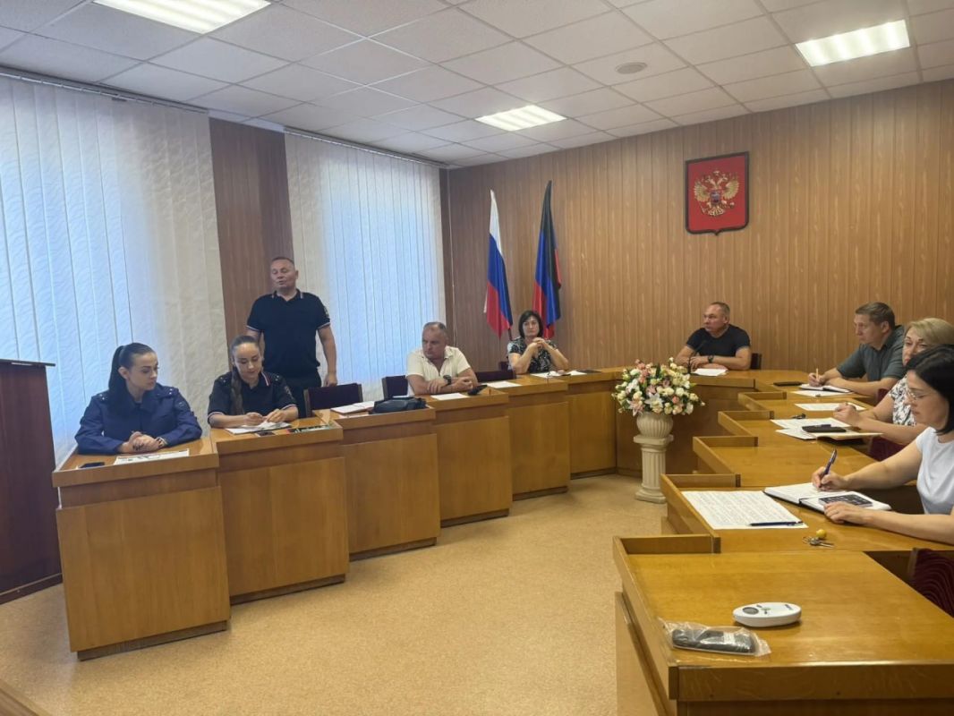 Полицейские провели серию встреч с трудовыми коллективами в Донецке