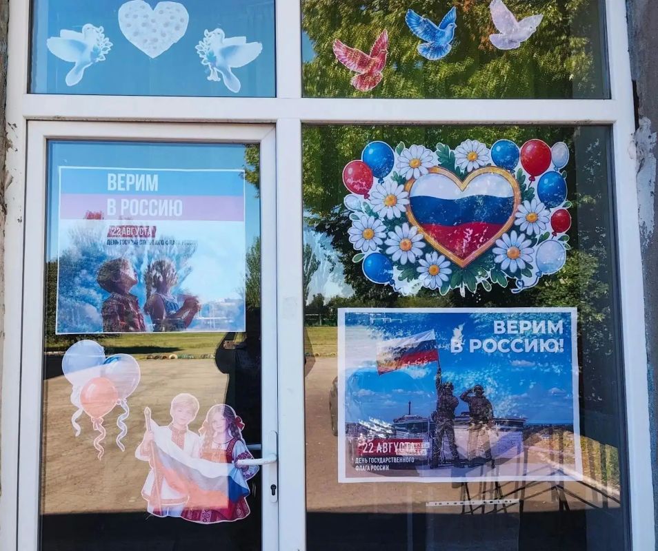 В преддверии Дня Государственного флага образовательные учреждения городского округа Торез приняли активное участие в акции «Окна России» В преддверии Дня Государственного флага образовательные учреждения городского округа Торез приняли активное участие в акции «Окна России»