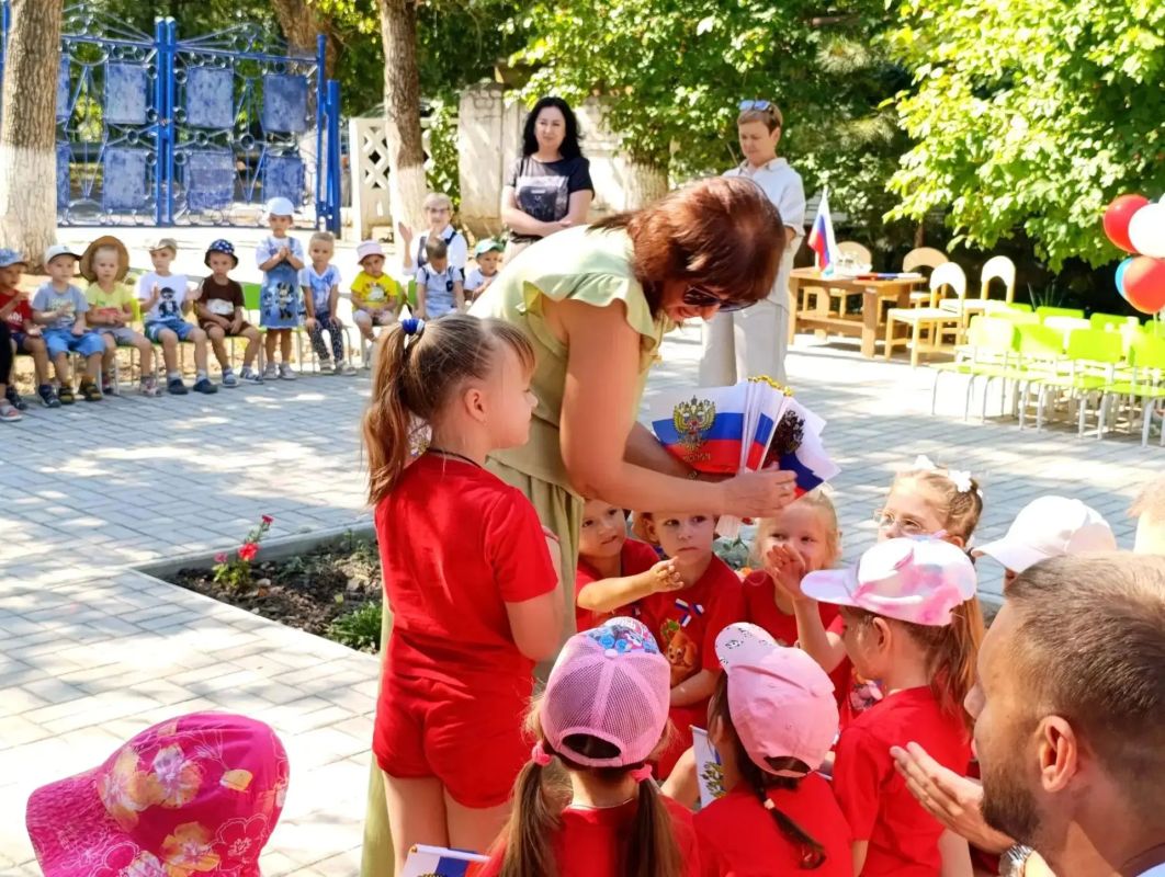 В преддверии Дня Государственного флага Российской Федерации в нашем саду состоялось яркое и незабываемое мероприятие, спортивная игра - квест " Флаг- наша гордость! " В преддверии Дня Государственного флага Российской Федерации в нашем саду состоялось яркое и незабываемое мероприятие, спортивная игра - квест " Флаг- наша гордость! "