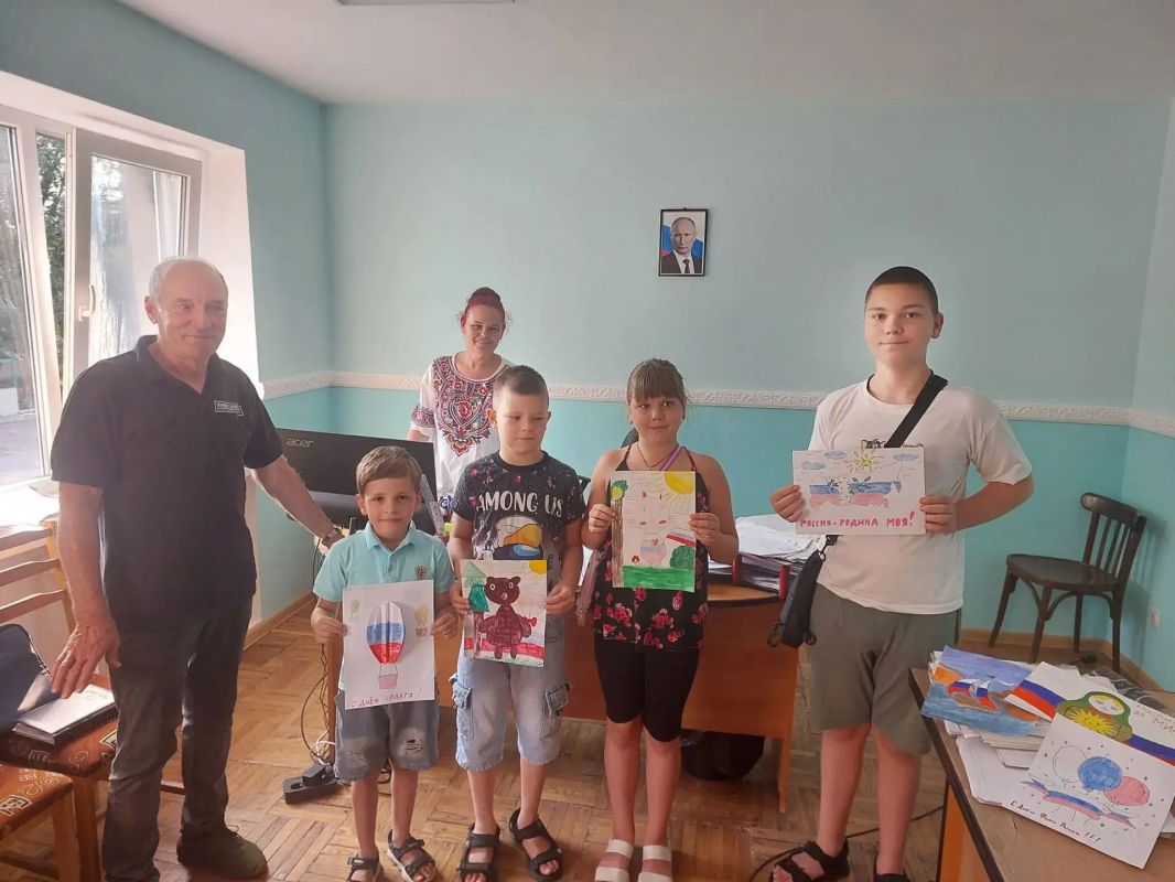 В Автобазе специализированной техники Донецкого филиала ФГУП «ЖДН» состоялись торжественные мероприятия, посвящённые Дню Государственного флага Российской Федерации В Автобазе специализированной техники Донецкого филиала ФГУП «ЖДН» состоялись торжественные мероприятия, посвящённые Дню Государственного флага Российской Федерации