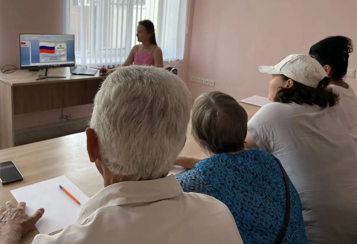 В преддверии Дня Государственного флага России в центре старшего поколения провели познавательную встречу В преддверии Дня Государственного флага России в центре старшего поколения провели познавательную встречу