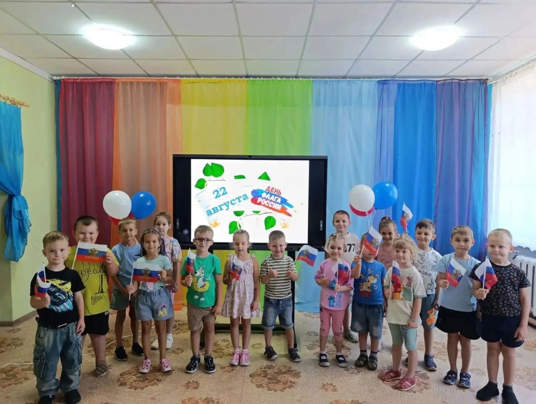 Сегодня в ГБДОУ "ДЕТСКИЙ САД №22 "ЧАЙКА" Г.О. ТОРЕЗ" в средней и старшей группах отметили важный и значимый праздник — День флага Российской Федерации!
