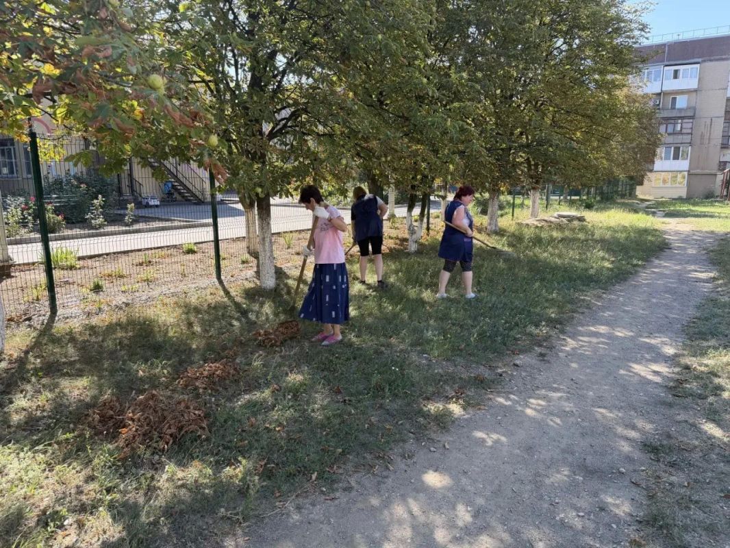 В Ждановке прошел субботник В Ждановке прошел субботник