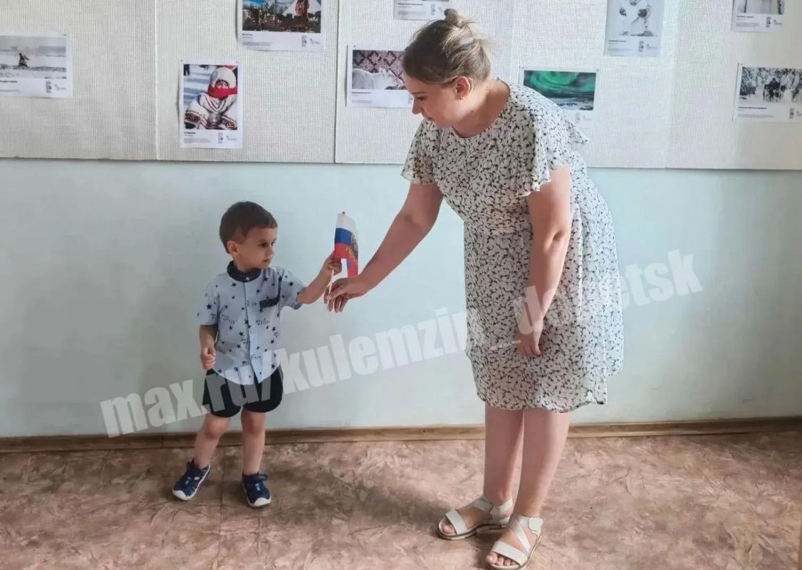 Сегодня в Куйбышевском районе специалистами управления опеки и попечительства администрации г. о. Донецк проведено информирование о Дне Государственного флага Российской Федерации с вручением флажков Сегодня в Куйбышевском районе специалистами управления опеки и попечительства администрации г. о. Донецк проведено информирование о Дне Государственного флага Российской Федерации с вручением флажков