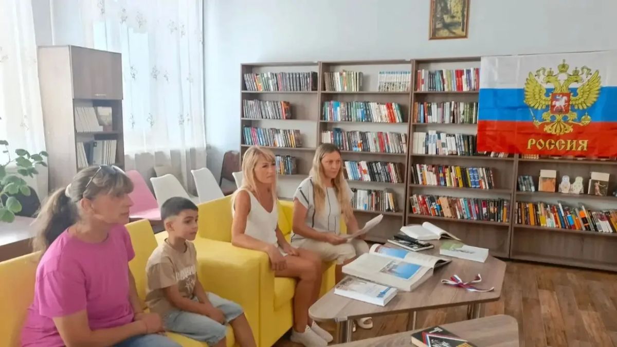 «Душа России в символах её» прошел час истории в Зугрэсской библиотеке - филиале №3. Это не просто красивые слова, а глубокая мысль о том, что в государственных символах — флаге, гербе и гимне — воплощены история, ценности и... «Душа России в символах её» прошел час истории в Зугрэсской библиотеке - филиале №3. Это не просто красивые слова, а глубокая мысль о том, что в государственных символах — флаге, гербе и гимне — воплощены история, ценности и...