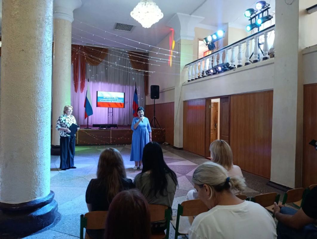 Сегодня, 21 августа, в МБУ «ДК им. К. И. Поченкова» прошла праздничная программа «Под флагом единым», приуроченная ко Дню Государственного флага, на которой присутствовала руководитель Управы Червоногвардеского...