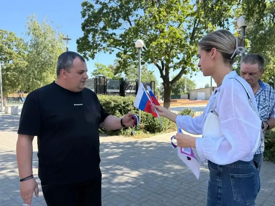 Борис Трима: Акции на улицах округа - раздача лент триколор Борис Трима: Акции на улицах округа - раздача лент триколор