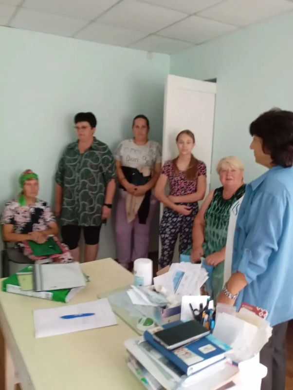 Встреча с жителями. В рамках прямого диалога с населением заведующий Камышеватским территориальным сектором администрации Ирина Цебро провела встречу с жителями