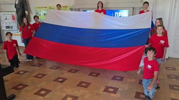 В преддверии Дня Государственного флага Российской Федерации участники художественной самодеятельности и сотрудники Докучаевского ЦКД им. А.С. Пушкина провели праздничную акцию "Под флагом России все мы едины!", посвященную...