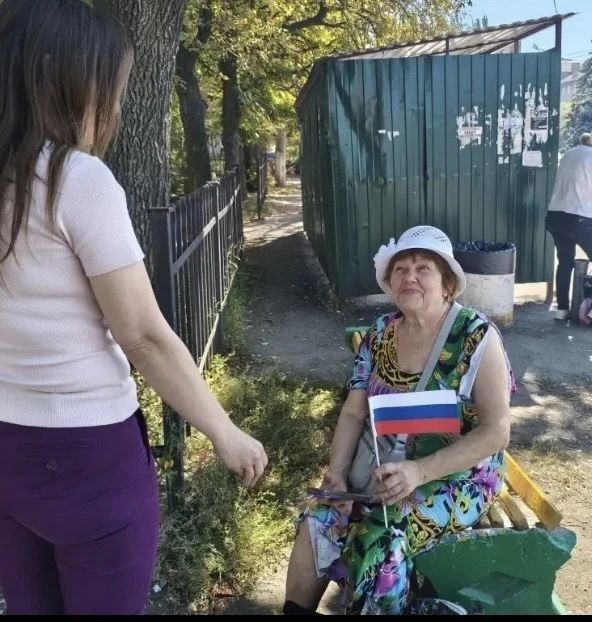 В Центрально-Городском районе прошла раздача флажков В Центрально-Городском районе прошла раздача флажков