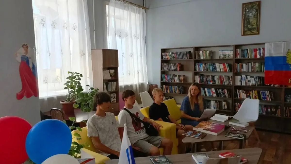 «Душа России в символах её» прошел час истории в Зугрэсской библиотеке - филиале №3. Это не просто красивые слова, а глубокая мысль о том, что в государственных символах — флаге, гербе и гимне — воплощены история, ценности и... «Душа России в символах её» прошел час истории в Зугрэсской библиотеке - филиале №3. Это не просто красивые слова, а глубокая мысль о том, что в государственных символах — флаге, гербе и гимне — воплощены история, ценности и...