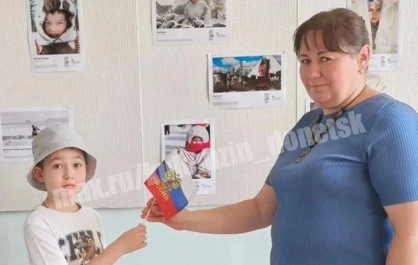 Сегодня в Куйбышевском районе специалистами управления опеки и попечительства администрации г. о. Донецк проведено информирование о Дне Государственного флага Российской Федерации с вручением флажков Сегодня в Куйбышевском районе специалистами управления опеки и попечительства администрации г. о. Донецк проведено информирование о Дне Государственного флага Российской Федерации с вручением флажков