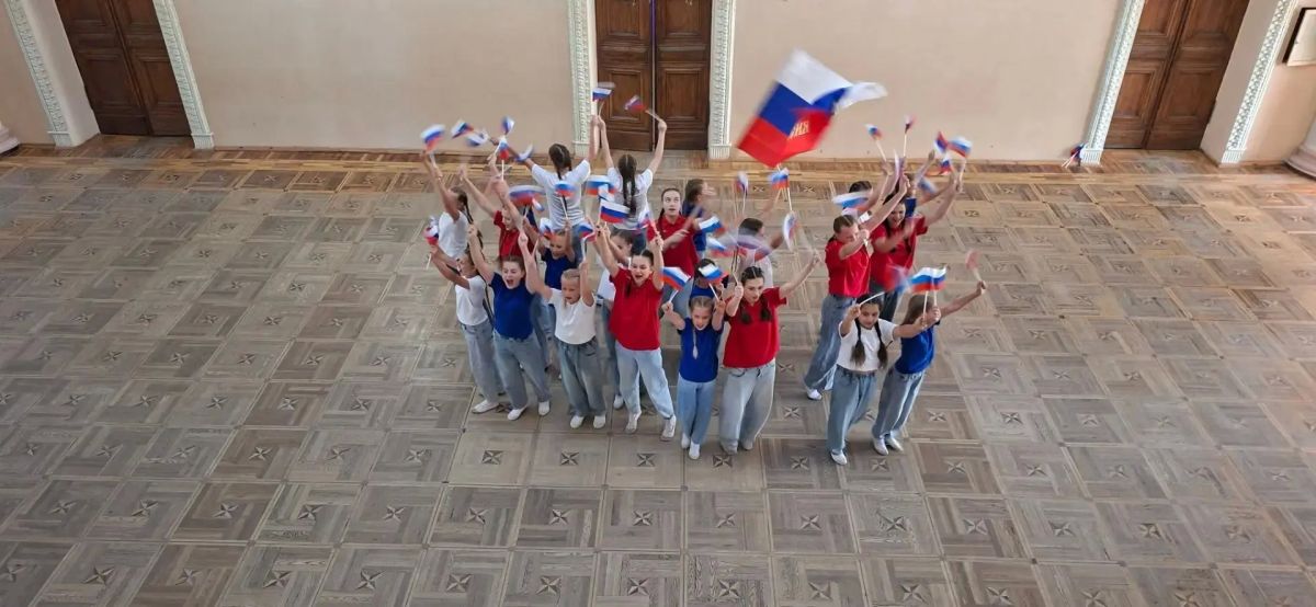 Танцевальный флешмоб «Любимая сердцем земля - Россия»! Танцевальный флешмоб «Любимая сердцем земля - Россия»!