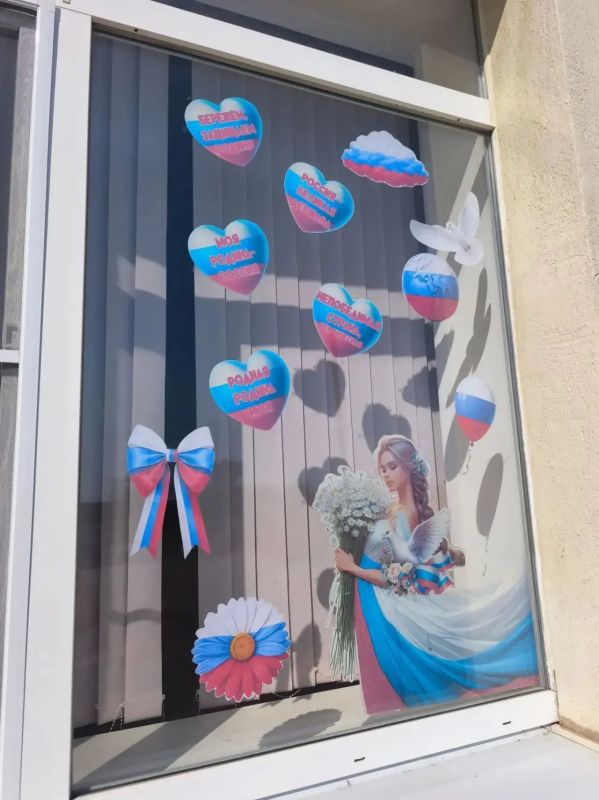 Наши сердца — с Россией!. В преддверии Дня Государственного флага Российской Федерации в Мангушской школе №2 партийцы провели серию мероприятий в рамках Всероссийской акции «Цвета Родины» Наши сердца — с Россией!. В преддверии Дня Государственного флага Российской Федерации в Мангушской школе №2 партийцы провели серию мероприятий в рамках Всероссийской акции «Цвета Родины»