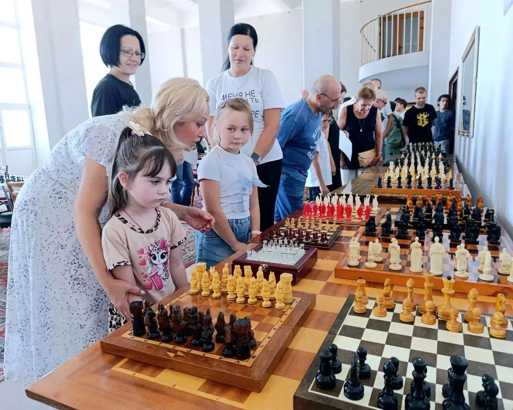 Наталья Бегуненко: Сегодня, 22 августа, во Дворце культуры имени Г.И. Петровского состоялось торжественное мероприятие, посвящённое 55-летию шахматно-шашечного клуба «ЭЛИТА» Наталья Бегуненко: Сегодня, 22 августа, во Дворце культуры имени Г.И. Петровского состоялось торжественное мероприятие, посвящённое 55-летию шахматно-шашечного клуба «ЭЛИТА»