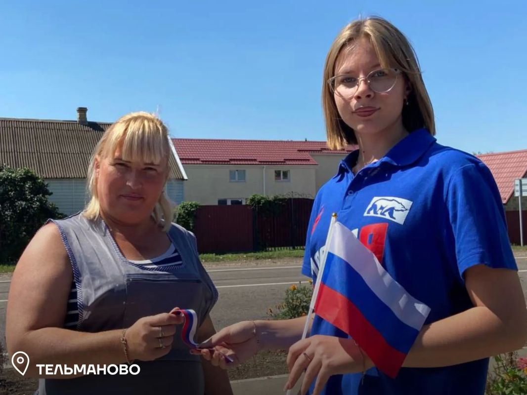В муниципалитетах Республики прошла раздача флажков России В муниципалитетах Республики прошла раздача флажков России