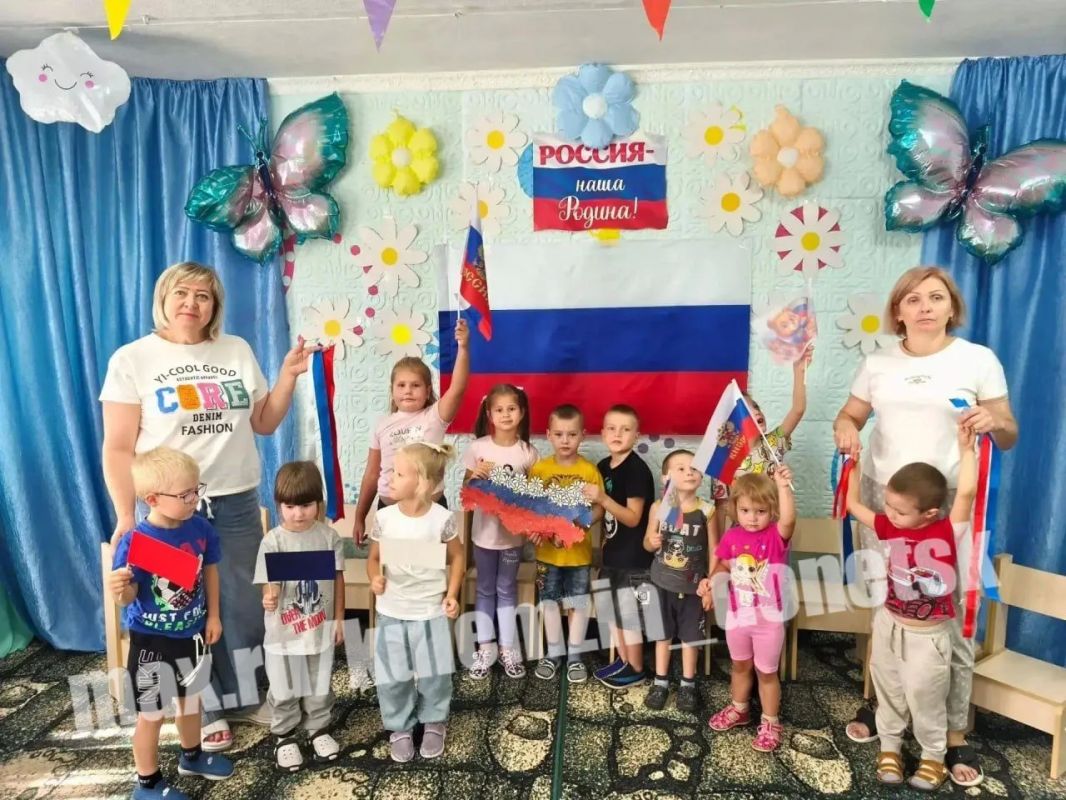 Алексей Кулемзин: Ко Дню государственного флага Российской Федерации в дошкольных образовательных учреждениях и на досуговых и тематических площадках, организованных в рамках проекта «Дворовые практики», прошли различные... Алексей Кулемзин: Ко Дню государственного флага Российской Федерации в дошкольных образовательных учреждениях и на досуговых и тематических площадках, организованных в рамках проекта «Дворовые практики», прошли различные...