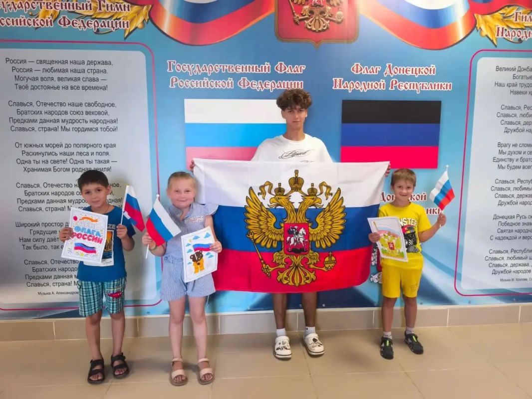 Наши сердца — с Россией!. В преддверии Дня Государственного флага Российской Федерации в Мангушской школе №2 партийцы провели серию мероприятий в рамках Всероссийской акции «Цвета Родины»