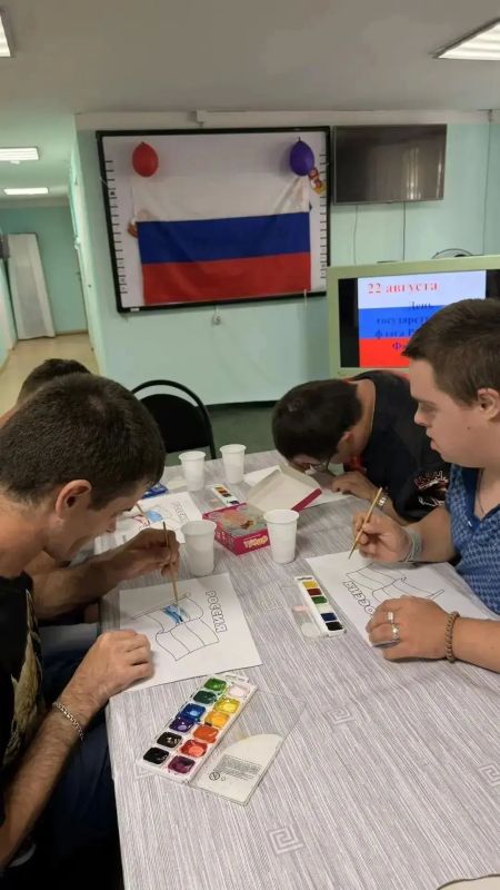 В Снежном отметили День Государственного флага России В Снежном отметили День Государственного флага России