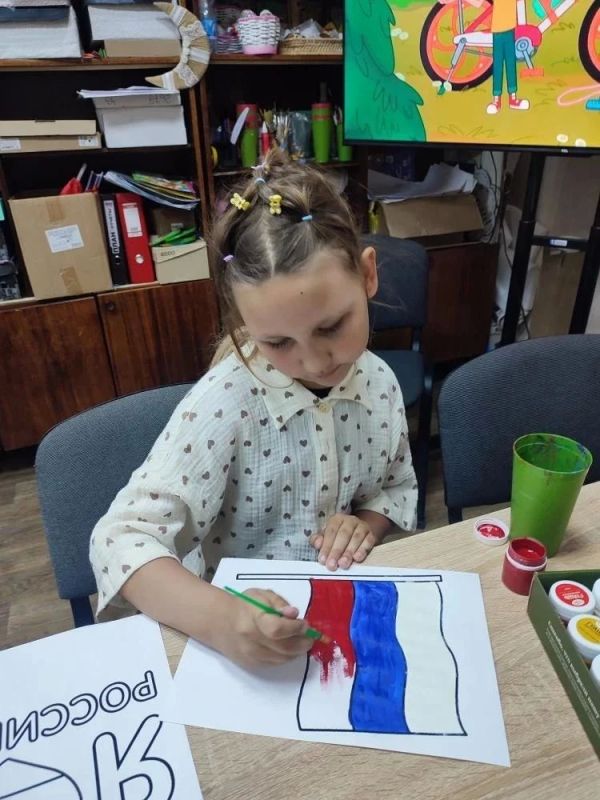 Участники кружка изобразительного искусства «Арт-креатив» Володарского ДК приняли участие в ежегодном онлайн-флешмобе «Цвета российского флага» Участники кружка изобразительного искусства «Арт-креатив» Володарского ДК приняли участие в ежегодном онлайн-флешмобе «Цвета российского флага»