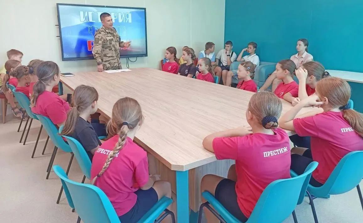 Антон Кольцов: В образовательных учреждениях округа отметили День Государственного флага России Антон Кольцов: В образовательных учреждениях округа отметили День Государственного флага России