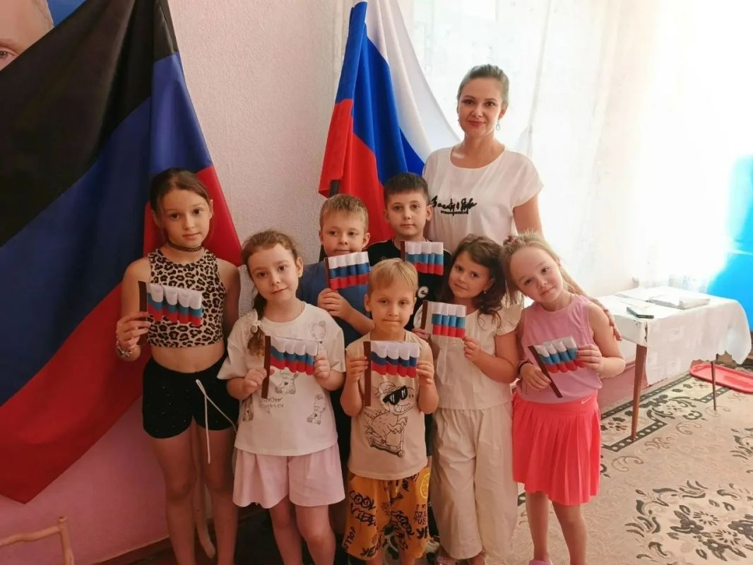 Наталья Бегуненко: В дошкольных учреждениях Петровского района прошли праздничные мероприятия, приуроченные ко Дню Государственного флага Российской Федерации Наталья Бегуненко: В дошкольных учреждениях Петровского района прошли праздничные мероприятия, приуроченные ко Дню Государственного флага Российской Федерации