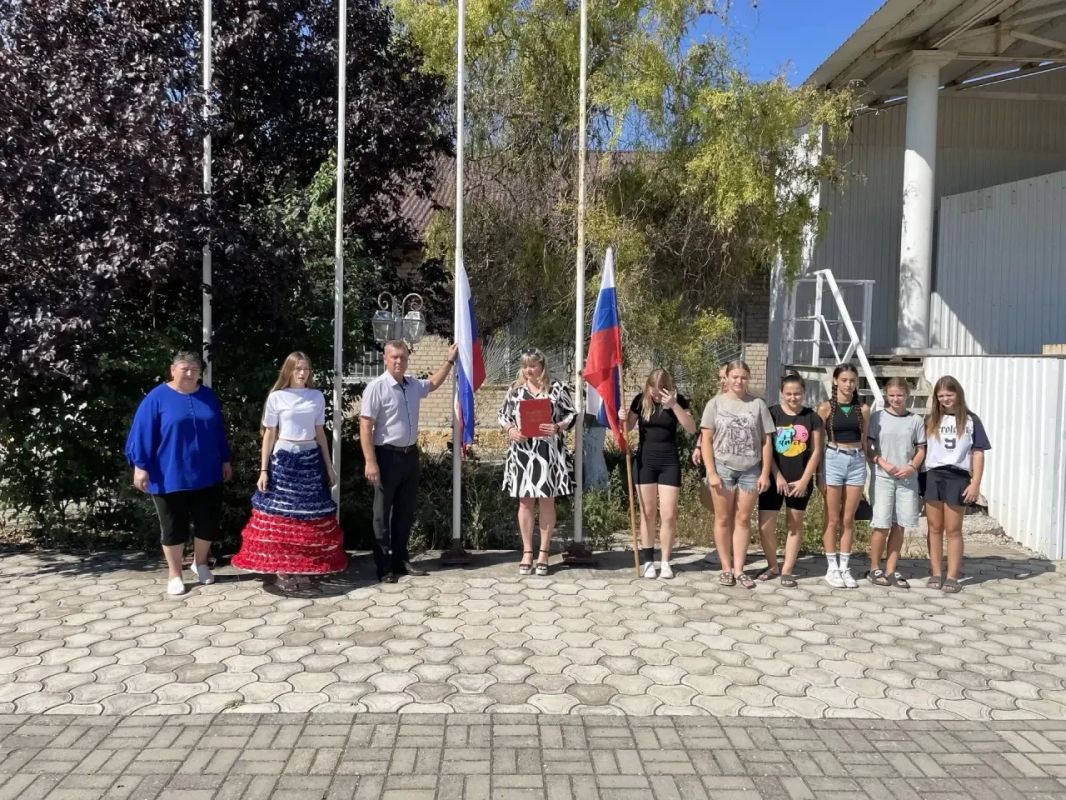В рамках проекта «Культура малой Родины» в Урзуфском сельском Доме культуры состоялось торжественное мероприятие «Гордо реет триколор», посвящённое Дню Государственного флага Российской Федерации