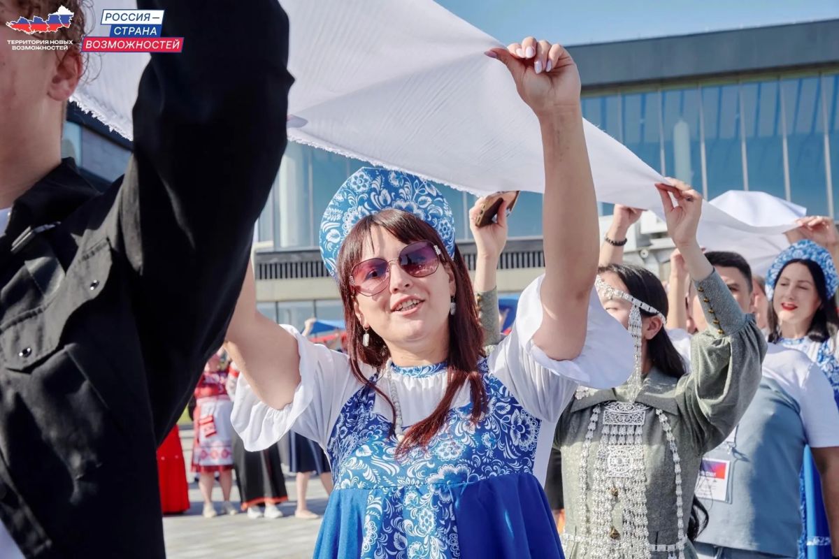 #ВокругФлага: 100 жителей Донбасса и Новороссии стали частью большой традиции в «Сенеже» #ВокругФлага: 100 жителей Донбасса и Новороссии стали частью большой традиции в «Сенеже»