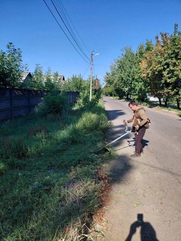 Благоустройство территории: в Дебальцево продолжаются работы по покосу травы Благоустройство территории: в Дебальцево продолжаются работы по покосу травы